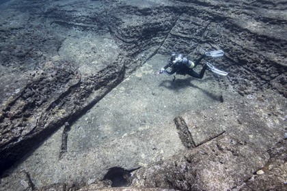 Les eaux de Yonaguni, au Japon, dissimulent une pyramide âgée de plusieurs millénaire .