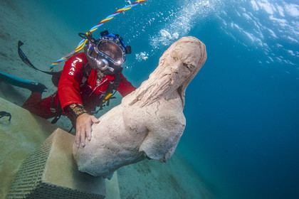 Musée Subaquatique de Marseille, MSM, Plage des Catalans. Le Musée Subaquatique de Marseille est une installation « multi-artistes » de 10 œuvres située à 100 mètres au large de la plage des Catalans et immergée à 5 mètres de profondeur.I